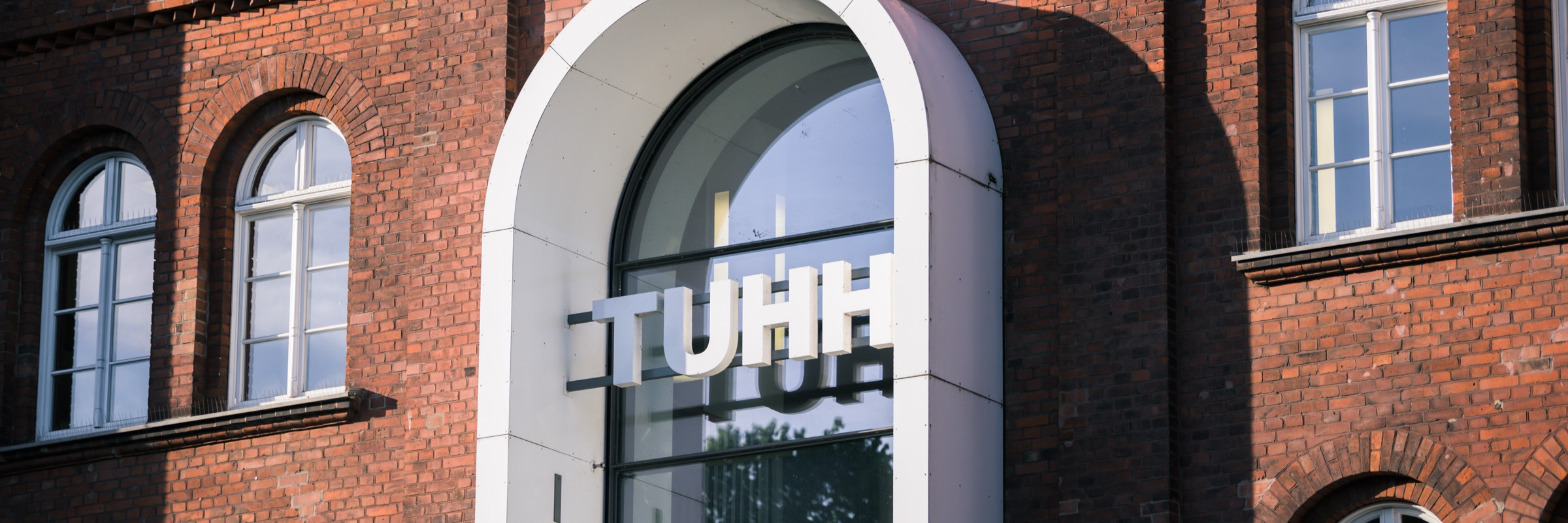 TUHH-Schriftzug am Hauptgebäude